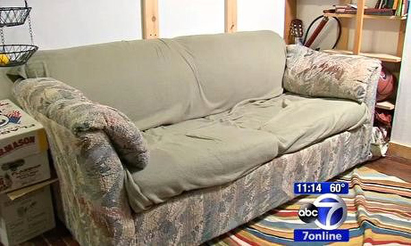 Có ít tiền nên mua thanh lý chiếc sofa cũ xấu xí còn bốc mùi, 3 sinh viên bàng hoàng phát hiện bí mật cất giấu bên trong - Ảnh 3.