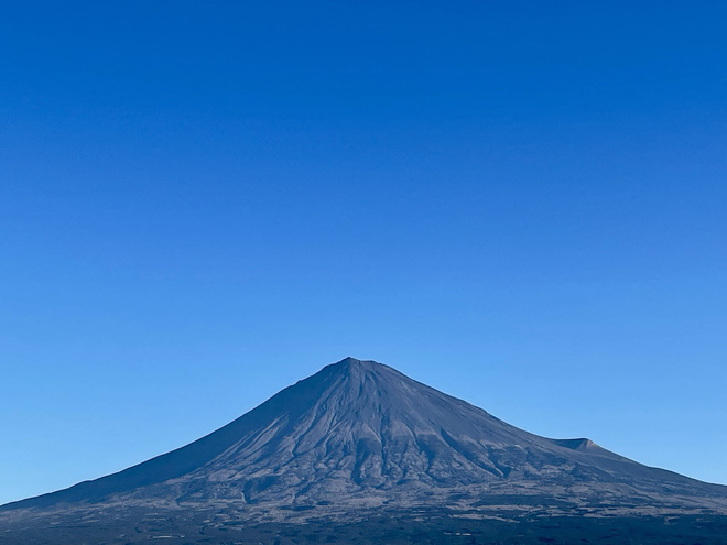 Núi Phú Sĩ trông khác thường so với mọi năm khiến dân mạng Nhật Bản hoang mang, sợ đại họa núi lửa lại phun trào - Ảnh 3.