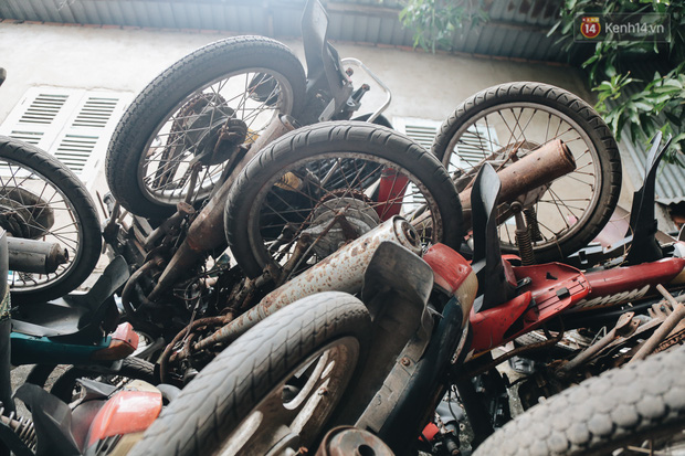 Cận cảnh hàng trăm xe máy bị chủ nhân bỏ rơi, chất cao như núi ở bến xe lớn nhất Sài Gòn - Ảnh 13.
