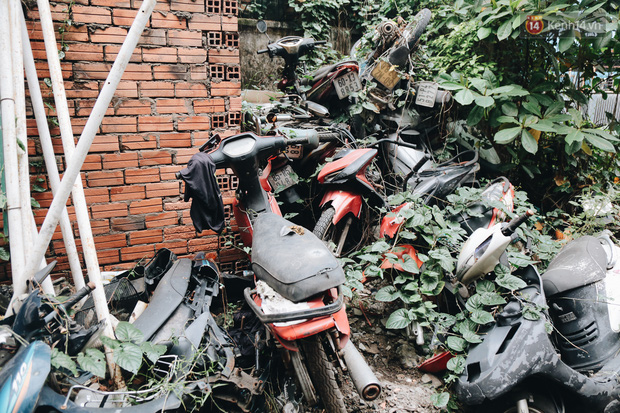 Cận cảnh hàng trăm xe máy bị chủ nhân bỏ rơi, chất cao như núi ở bến xe lớn nhất Sài Gòn - Ảnh 16.