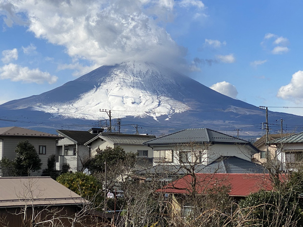 Núi Phú Sĩ trông khác thường so với mọi năm khiến dân mạng Nhật Bản hoang mang, sợ đại họa núi lửa lại phun trào - Ảnh 7.