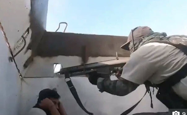 Video: Khoảnh khắc phóng viên truyền hình Mexico rơi vào cảnh đấu súng với băng đảng ma túy - Ảnh 2.