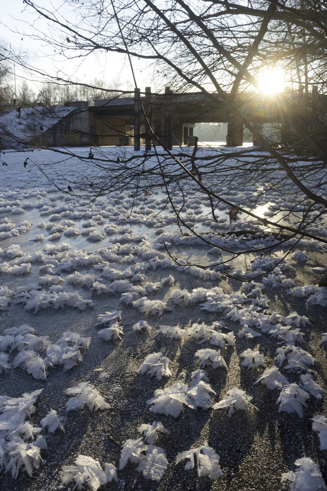 Loạt hình ảnh trong mùa đông khắc nghiệt, băng tuyết trắng xoá ở nước Nga chỉ nhìn thôi cũng đủ thấy rét run cầm cập - Ảnh 3.