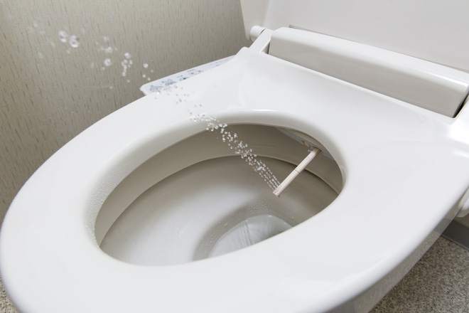 Toilet thông minh của Nhật xịn cỡ nào: Tự động mở nắp bồn cầu, tích hợp vòi xịt, tạo tiếng nước xả át đi tiếng động lạ khi đi vệ sinh - Ảnh 5.