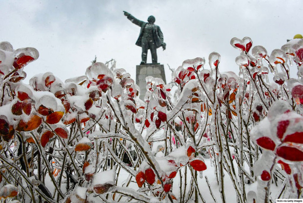 Loạt hình ảnh trong mùa đông khắc nghiệt, băng tuyết trắng xoá ở nước Nga chỉ nhìn thôi cũng đủ thấy rét run cầm cập - Ảnh 8.