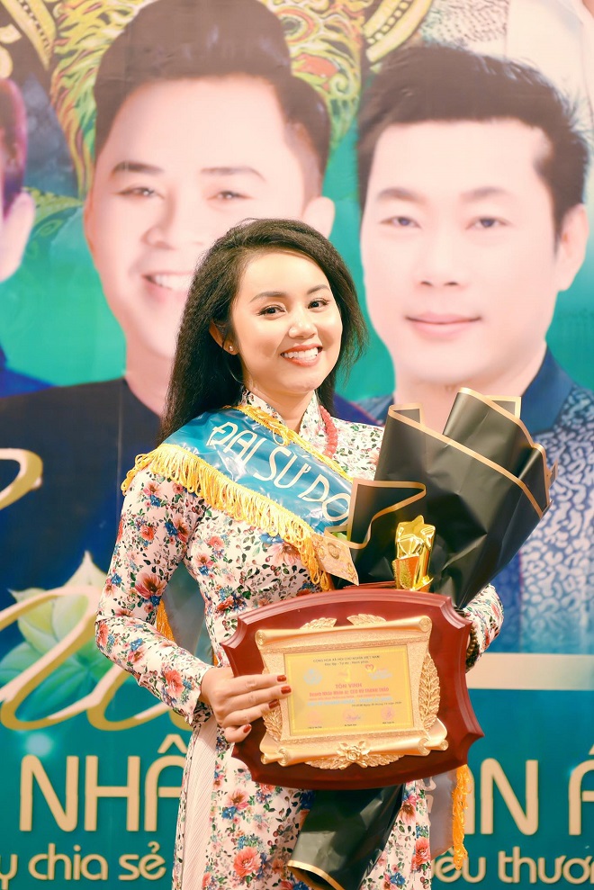 Ca sĩ Amy Lê Anh được trao danh hiệu Đại sứ ca sĩ nhân ái của năm - Ảnh 1.