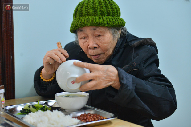 Quán cơm đặc biệt 2 nghìn đồng ở Hà Nội: “Mời cô, dì, chú, bác vào ăn cơm - Ảnh 12.