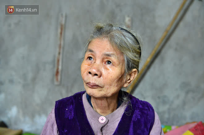 Cụ bà gần 50 năm sống cô độc trong căn nhà sập xệ chưa đầy 10m2: “Giờ mắt đau, tai cũng điếc, răng rụng, sống một mình mãi cũng quen rồi” - Ảnh 7.