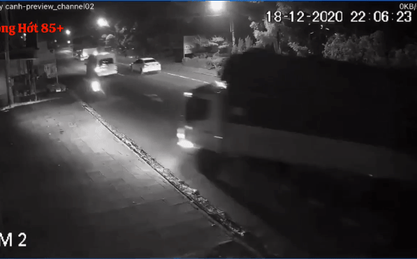 CLIP: Lao sang làn ngược chiều, ô tô tải húc văng người đàn ông và "cái nhấn ga" gây bức xúc sau đó