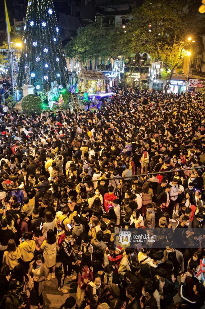 Hai tụ điểm đông nhất Hà Nội - Sài Gòn đêm Noel vừa xong: Bà hàng nước đóng cửa sớm vì chật quá bán không nổi - Ảnh 2.