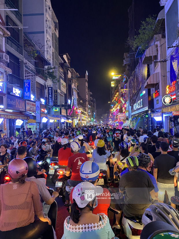 Hai tụ điểm đông nhất Hà Nội - Sài Gòn đêm Noel vừa xong: Bà hàng nước đóng cửa sớm vì chật quá bán không nổi - Ảnh 11.