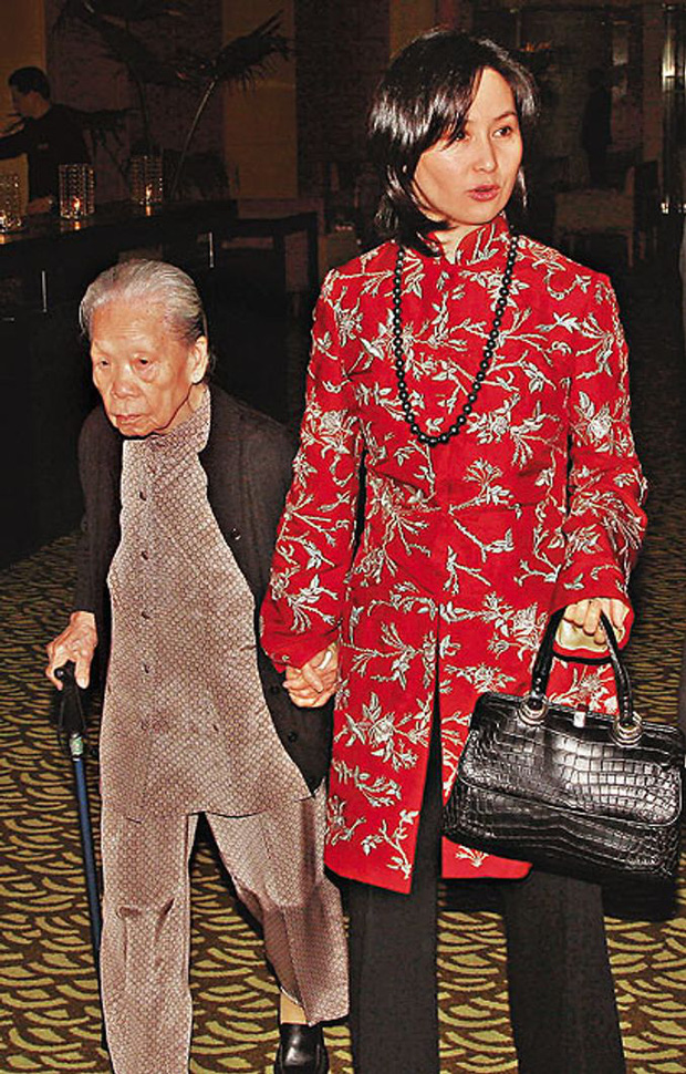 Bảo mẫu trong gia tộc Vua sòng bài Macau: Người may mắn trúng số gần 90 tỷ đồng, người được cô chủ yêu thương hơn mẹ ruột - Ảnh 4.
