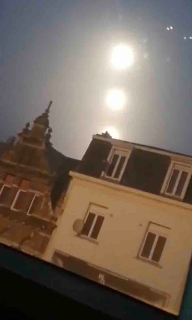 Khoảnh khắc hiếm gặp: Ba quả cầu phát sáng trên bầu trời Bỉ - Ảnh 1.