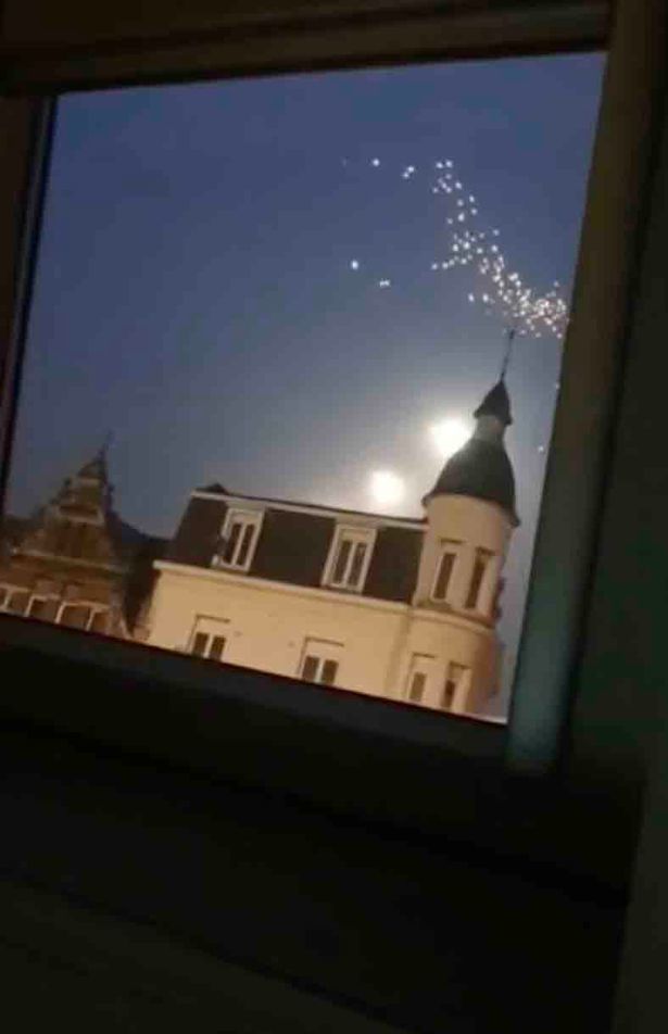 Khoảnh khắc hiếm gặp: Ba quả cầu phát sáng trên bầu trời Bỉ - Ảnh 2.
