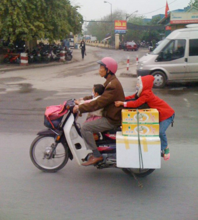 Bàng hoàng khi bắt gặp muôn kiểu người vận chuyển trên đường phố - Ảnh 10.