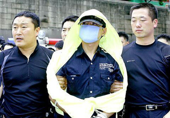 Sát thủ áo mưa vàng: Tên tội phạm man rợ nhất Hàn Quốc cùng nỗi căm hận đáng sợ dành cho phụ nữ - Ảnh 2.