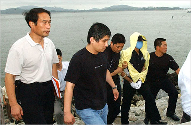 Sát thủ áo mưa vàng: Tên tội phạm man rợ nhất Hàn Quốc cùng nỗi căm hận đáng sợ dành cho phụ nữ - Ảnh 3.