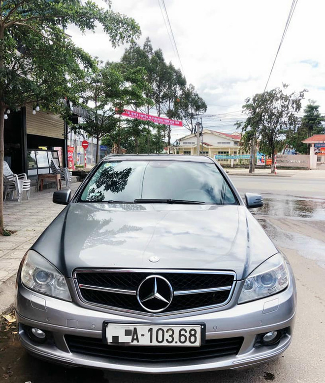 Khoe biển ‘Thập tài lộc phát’, chủ nhân Mercedes-Benz vẫn chấp nhận bán xe với giá rẻ hơn Kia Morning - Ảnh 1.