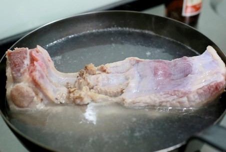 Thịt lợn đầy lông, học ngay 2 cách làm sạch trong vài nốt nhạc thay vì dùng nhíp - Ảnh 2.