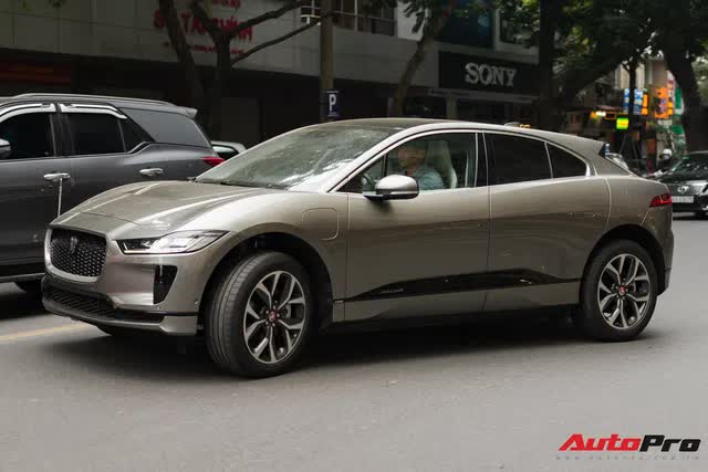 SUV chơi tiền tỷ Jaguar I-Pace đầu tiên về Việt Nam: Tăng tốc 0-100 km/h dưới 5 giây, có sạc nhanh như điện thoại - Ảnh 1.