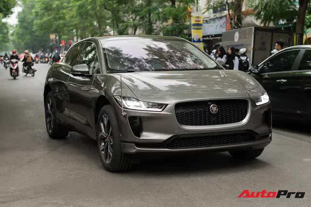 SUV chơi tiền tỷ Jaguar I-Pace đầu tiên về Việt Nam: Tăng tốc 0-100 km/h dưới 5 giây, có sạc nhanh như điện thoại - Ảnh 2.