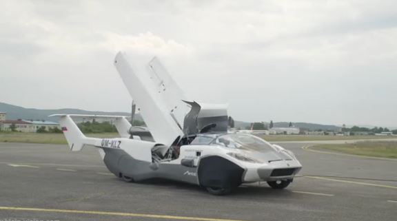 Xem siêu xe ‘biến hình’ máy bay cất cánh trên bầu trời - Ảnh 1.