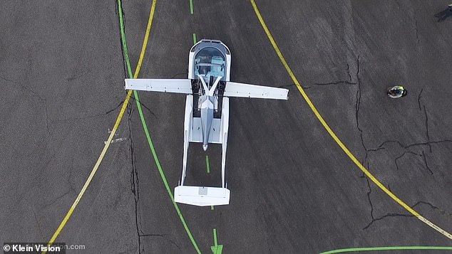 Xem siêu xe ‘biến hình’ máy bay cất cánh trên bầu trời - Ảnh 2.