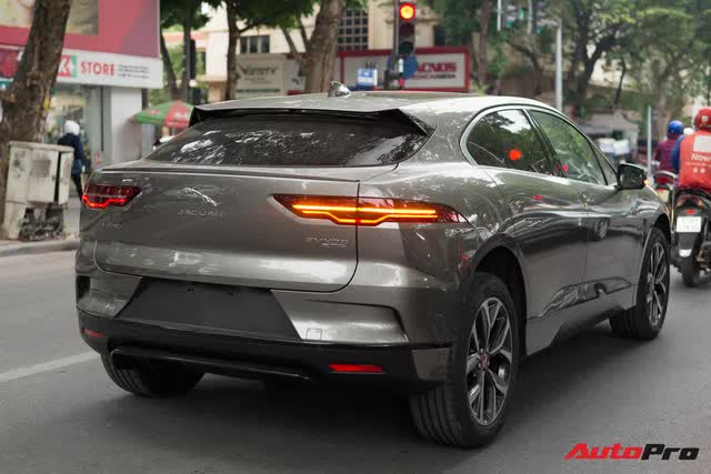 SUV chơi tiền tỷ Jaguar I-Pace đầu tiên về Việt Nam: Tăng tốc 0-100 km/h dưới 5 giây, có sạc nhanh như điện thoại - Ảnh 3.