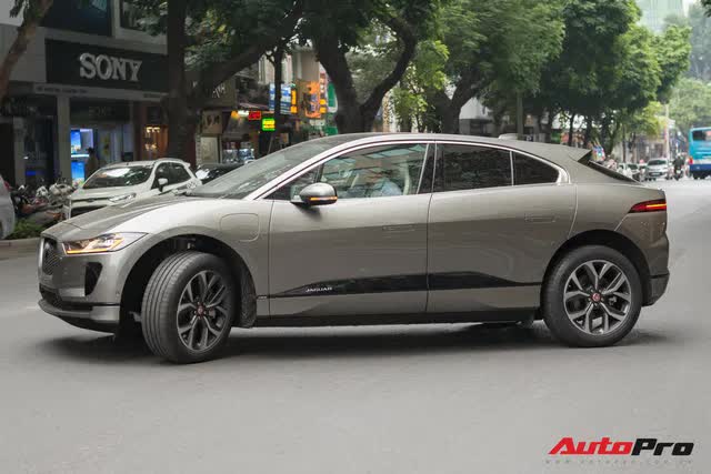 SUV chơi tiền tỷ Jaguar I-Pace đầu tiên về Việt Nam: Tăng tốc 0-100 km/h dưới 5 giây, có sạc nhanh như điện thoại - Ảnh 4.