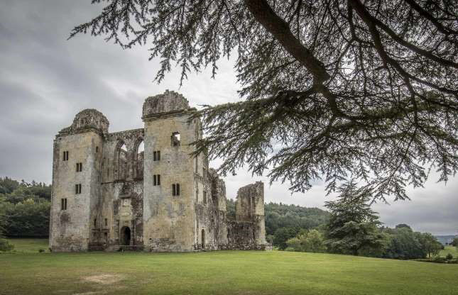 Chuyện ít biết về 7 lâu đài bị bỏ hoang trên thế giới - Ảnh 5.