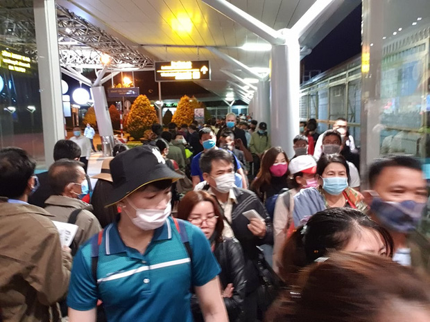 Ảnh: Sân bay Tân Sơn Nhất đông nghẹt trong ngày cuối năm, hành khách rồng rắn xếp hàng dài chờ check in - Ảnh 1.