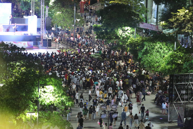 Hà Nội rét đậm vẫn rất đông người ra phố chờ xem bắn pháo hoa, đón Giao thừa năm 2021 - Ảnh 3.