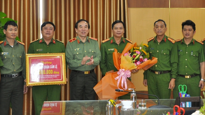 Phê ma túy chở nhau đi đập phá hàng loạt ôtô - Ảnh 3.