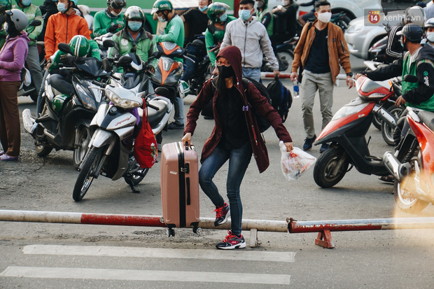 Nhiều sinh viên ở Sài Gòn tranh thủ về quê vì được nghỉ học, bến xe miền Đông tái kích hoạt phòng chống dịch Covid-19 - Ảnh 1.
