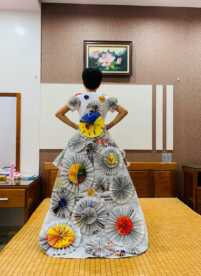 Váy Giấy Báo - Trang Phục Tái Chế - Trang Phục Bảo Vệ Môi Trường (Liên hệ  trước khi đặt hàng) | Shopee Việt Nam