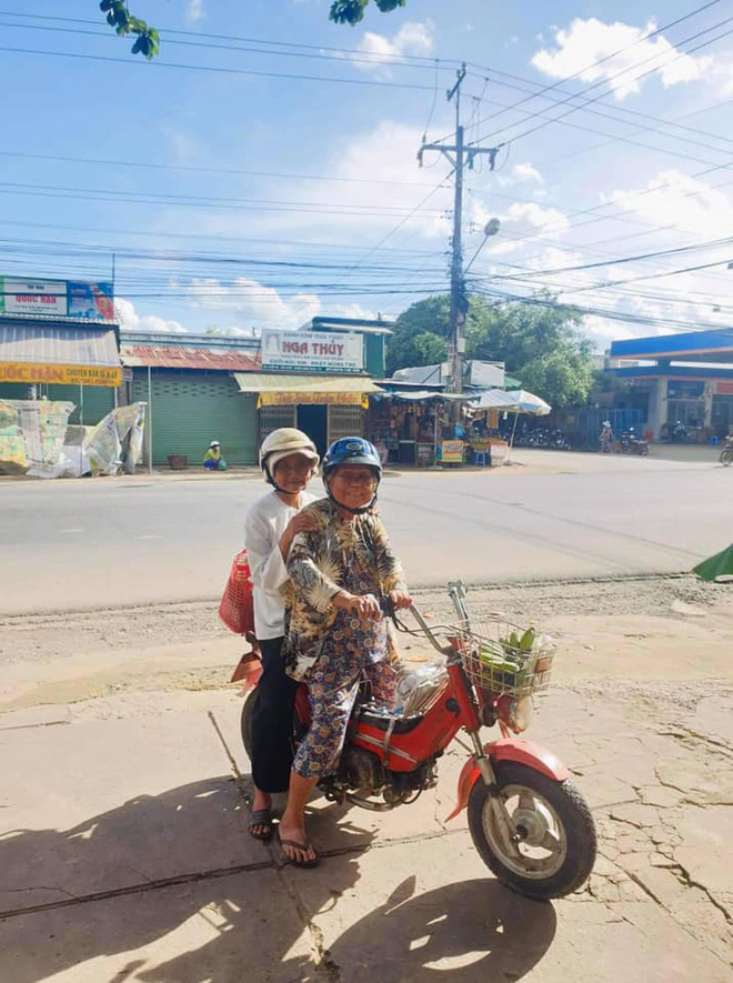 Bộ ảnh du lịch của 2 cụ bà gây sốt vì quá giống tình huống: Khi bạn và đứa bạn thân rủ nhau hôm nào đi Đà Lạt và cái kết - Ảnh 1.