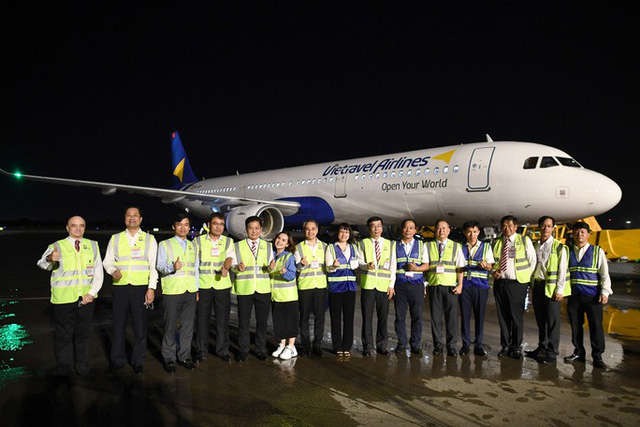 Cận cảnh máy bay đầu tiên và dàn tiếp viên của Vietravel Airlines ở sân bay Tân Sơn Nhất - Ảnh 4.
