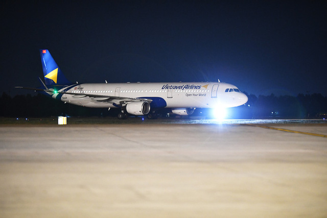Cận cảnh máy bay đầu tiên và dàn tiếp viên của Vietravel Airlines ở sân bay Tân Sơn Nhất - Ảnh 6.