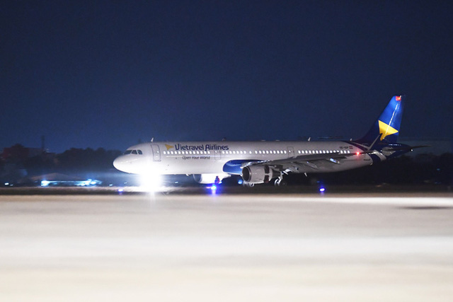 Cận cảnh máy bay đầu tiên và dàn tiếp viên của Vietravel Airlines ở sân bay Tân Sơn Nhất - Ảnh 7.