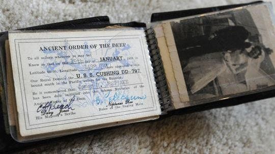 Hành trình ly kỳ của chiếc ví chứa đầy séc sau 54 năm lạc chủ - Ảnh 1.