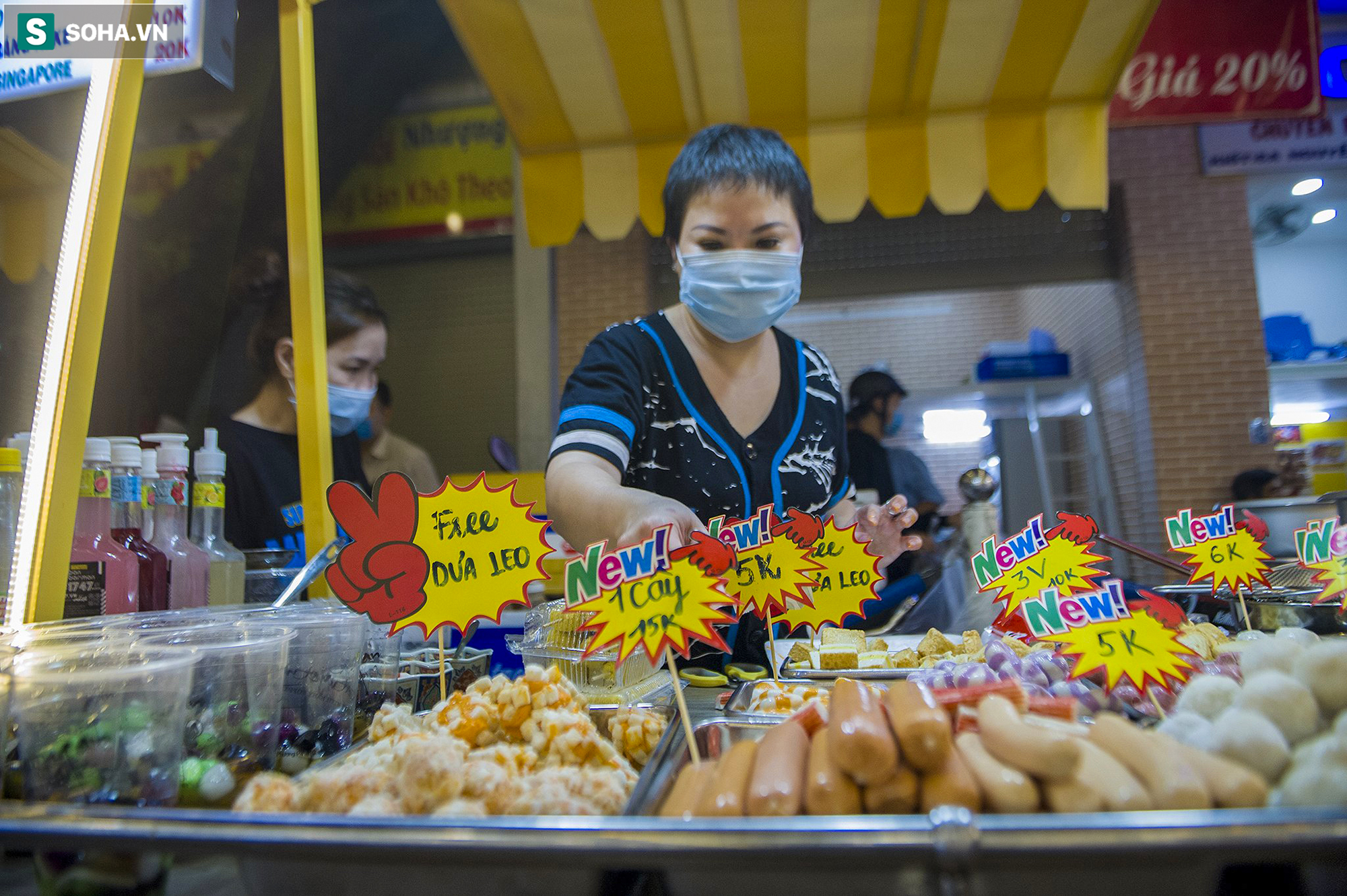 [Ảnh] Giởi trẻ xếp hàng chờ dài đo thân nhiệt để vào check-in khu phố đi bộ mới mở tại TP.HCM - Ảnh 9.