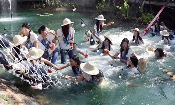 Đoàn 30 thí sinh Hoa hậu Thái Lan gặp tai nạn sập cầu treo khi đang chụp hình - Ảnh 3.