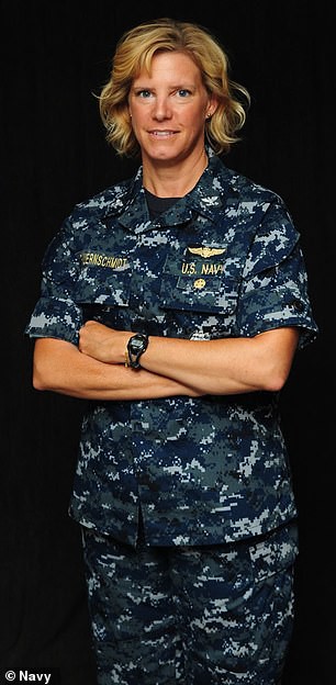Mỹ có nữ chỉ huy tàu sân bay hạt nhân đầu tiên - Ảnh 1.