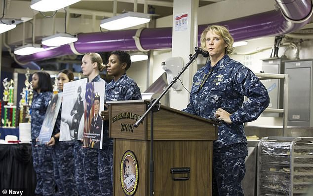 Mỹ có nữ chỉ huy tàu sân bay hạt nhân đầu tiên - Ảnh 2.