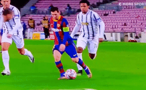 Tình huống có một không hai: Thấy đồng đội bị Messi xỏ háng, Ronaldo nhanh chân vượt lên cướp lấy bóng