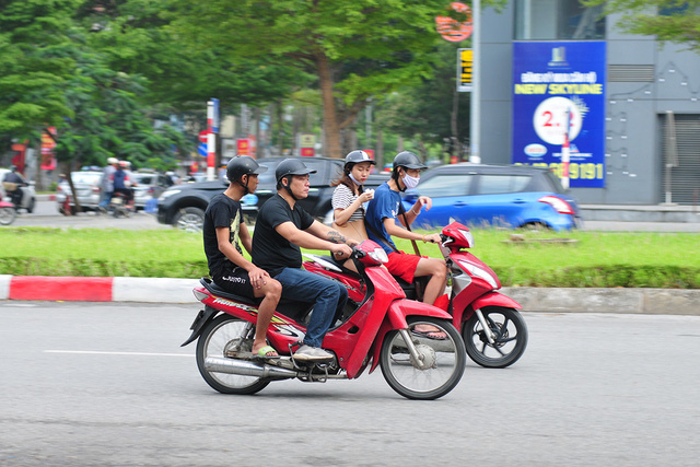 Chùm ảnh người Hà Nội trong buổi sáng mát mẻ hiếm hoi - Ảnh 4.