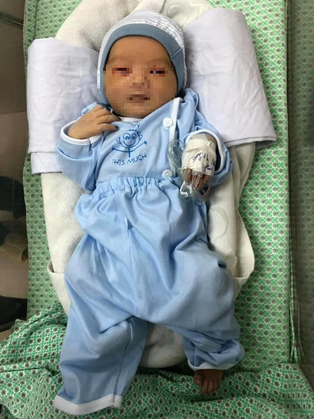 Bé trai sơ sinh bị bỏ dưới hố ga ở Hà Nội có biểu hiện bất lợi về sức khỏe - Ảnh 1.