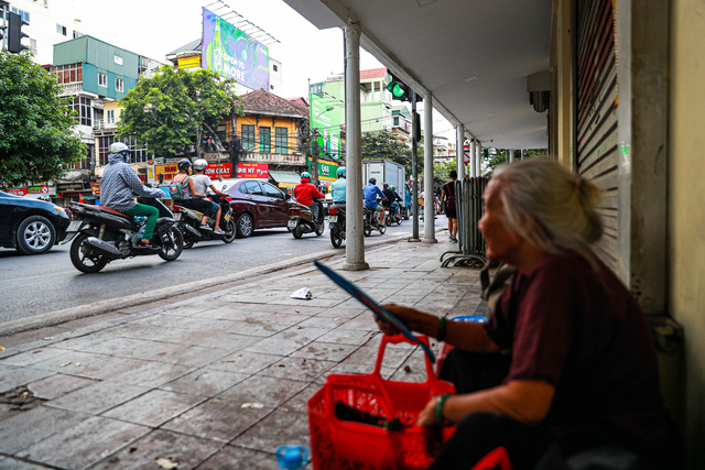 5 thập kỷ gắn bó với vỉa hè Hà Nội của bà cụ 80 tuổi: Chẳng sợ bom rơi thì giờ ngại gì nắng mưa - Ảnh 14.