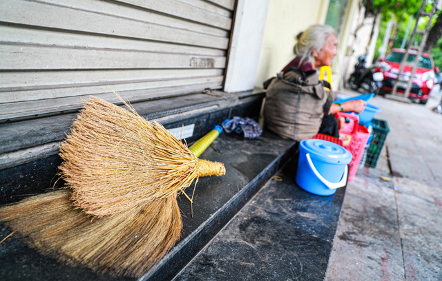 5 thập kỷ gắn bó với vỉa hè Hà Nội của bà cụ 80 tuổi: Chẳng sợ bom rơi thì giờ ngại gì nắng mưa - Ảnh 8.