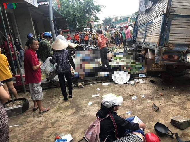 Clip: Khoảnh khắc xe tải lao nhanh vào chợ khiến 5 người tử vong ở Đắk Nông - Ảnh 5.